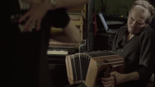 Muzyk gra na akordeonie w barze. Kijów. Ukraina — Wideo stockowe