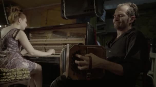 Müzisyen barda akordeon çalar. Kyiv. Ukrayna — Stok video