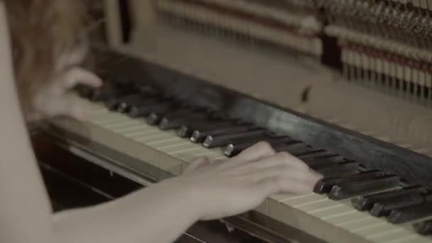 Musikerin spielt in einer Bar Klavier. kyiv. Ukraine — Stockvideo