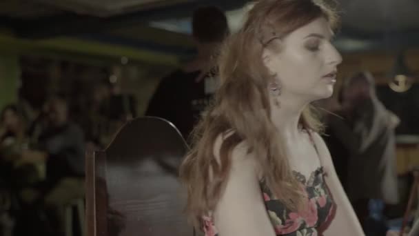 Γυναίκα μουσικός παίζει πιάνο σε ένα μπαρ. Κίεβο. Ουκρανία — Αρχείο Βίντεο