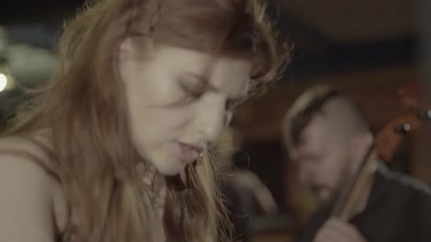 Kadın müzisyen bir barda piyano çalıyor. Kyiv. Ukrayna — Stok video