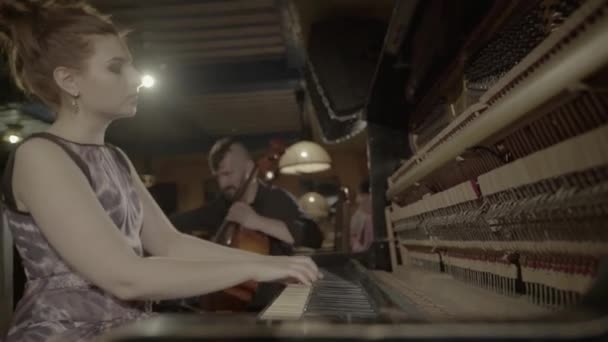 Hudebnice hraje na klavír v baru. Kyjev. Ukrajina — Stock video