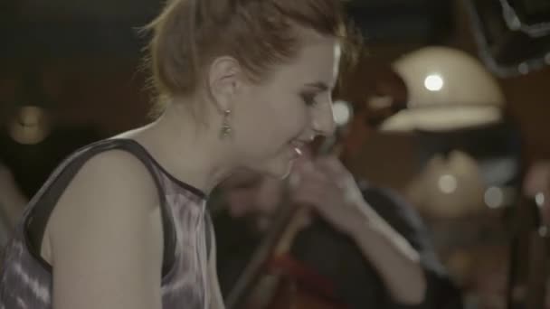 Vrouwelijke muzikant speelt piano in een bar. Kiev. Oekraïne — Stockvideo