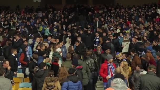 Fans in het stadion tijdens de wedstrijd. Olimpiyskiën. Kiev. Oekraïne. — Stockvideo