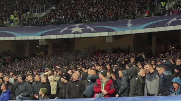 Fans in het stadion tijdens de wedstrijd. Olimpiyskiën. Kiev. Oekraïne. — Stockvideo