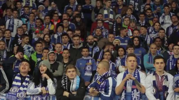 Aficionados en el estadio durante el partido. Olimpiyskiy. Kiev. Ucrania. — Vídeos de Stock