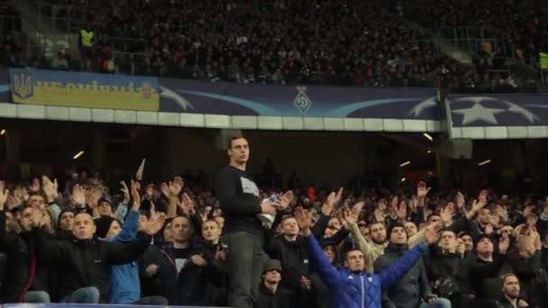 Fani na stadionie podczas meczu. Olimpijski. Kijów. Ukraina. — Wideo stockowe