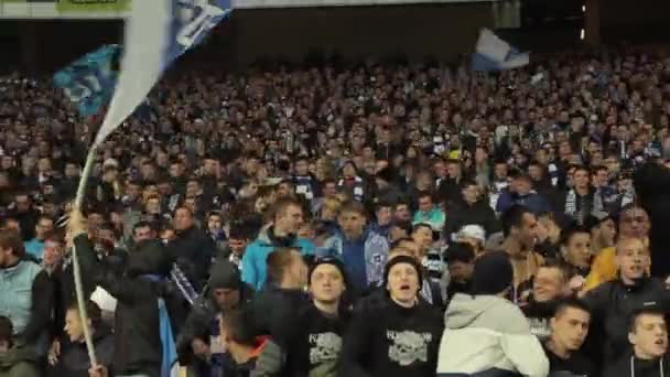 Fans in het stadion tijdens de wedstrijd. Olimpiyskiën. Kiev. Oekraïne. — Stockvideo