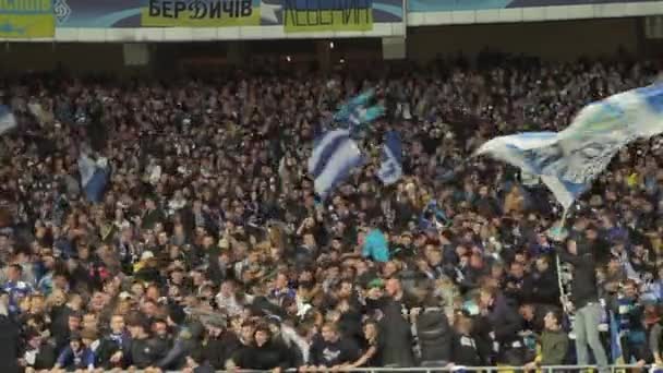 Aficionados en el estadio durante el partido. Olimpiyskiy. Kiev. Ucrania. — Vídeos de Stock