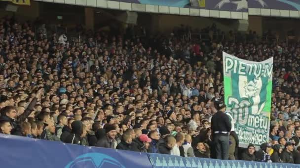 Penggemar di stadion selama pertandingan. Olimpiyskiy. Kyiv. Ukraina. — Stok Video