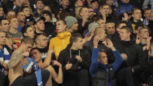 Fans während des Spiels im Stadion. Olimpiyskiy. Kiew. Ukraine. — Stockvideo