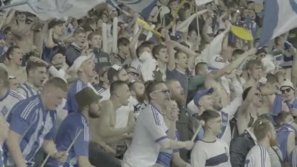 Fans in het stadion tijdens de wedstrijd. Langzame beweging. Olimpiyskiën. Kiev. Oekraïne. — Stockvideo