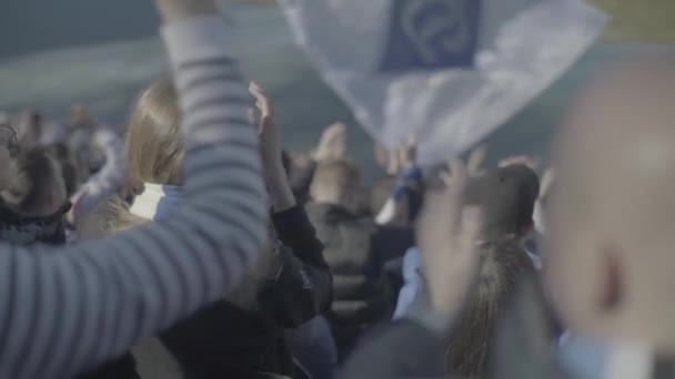 I fan allo stadio durante la partita. Al rallentatore. Olimpiyskiy. Kiev. Ucraina . — Video Stock