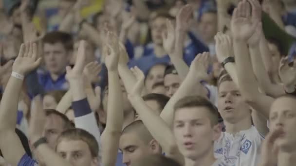 Fans in het stadion tijdens de wedstrijd. Langzame beweging. Olimpiyskiën. Kiev. Oekraïne. — Stockvideo