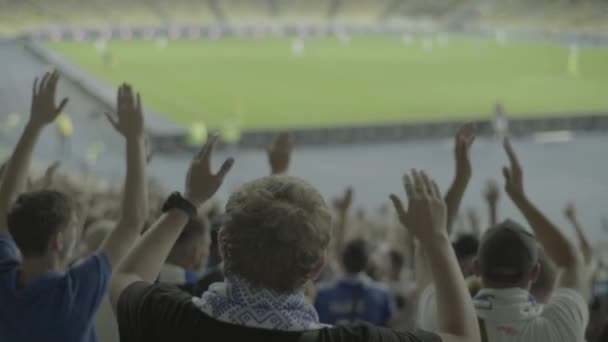 Rajongók a stadionban a meccs alatt. Lassú mozgás. Olimpiyskiy vagyok. Kijevben. Ukrajna. — Stock videók