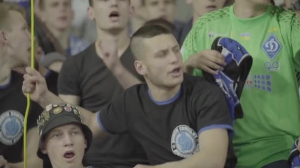 Aficionados en el estadio durante el partido. En cámara lenta. Olimpiyskiy. Kiev. Ucrania . — Vídeo de stock