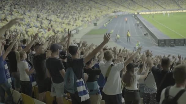Fanoušci na stadionu během zápasu. Zpomal. Olimpiyskiy. Kyjev. Ukrajina. — Stock video