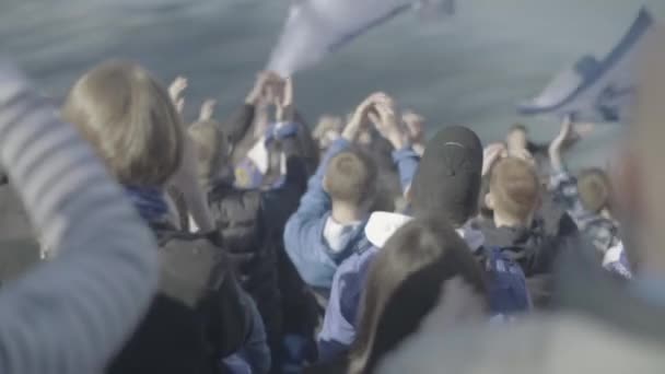 Fans på stadion under kampen. Langsom bevægelse. Olimpiyskiy. Kiev. Ukraine . – Stock-video