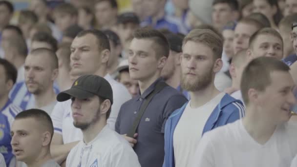 Fani na stadionie podczas meczu. Zwolnij trochę. Olimpijski. Kijów. Ukraina. — Wideo stockowe