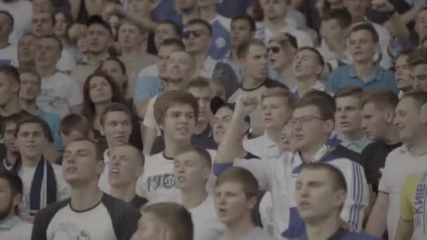 팬들은 경기가 진행되는 동안 경기장에 모였다. 느린 동작. 러시아 제국의 국왕. Kyiv. 우크라 이나. — 비디오