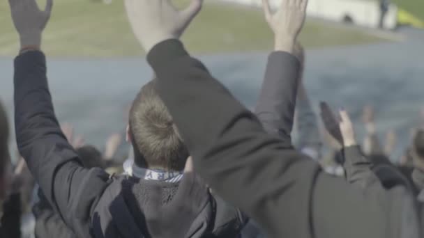 Fãs no estádio durante a partida. Movimento lento. Olimpiyskiy. Kiev. Ucrânia . — Vídeo de Stock