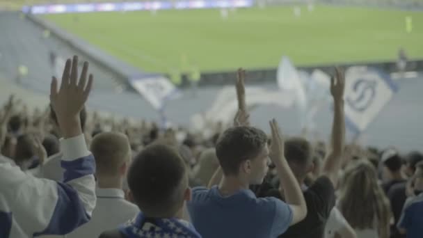 Fani na stadionie podczas meczu. Zwolnij trochę. Olimpijski. Kijów. Ukraina. — Wideo stockowe