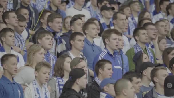 Aficionados en el estadio durante el partido. En cámara lenta. Olimpiyskiy. Kiev. Ucrania . — Vídeos de Stock