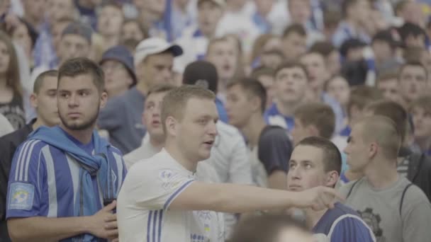 Fanii de pe stadion în timpul meciului. Mişcare lentă. Olimpiskiy. Kiev. Ucraina . — Videoclip de stoc