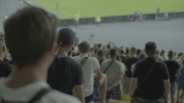 Fãs no estádio durante a partida. Movimento lento. Olimpiyskiy. Kiev. Ucrânia . — Vídeo de Stock