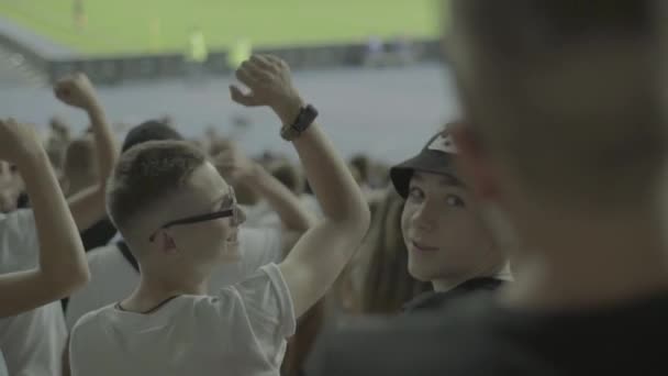 Fans während des Spiels im Stadion. Zeitlupe. olimpiyskiy. kyiv. Ukraine. — Stockvideo