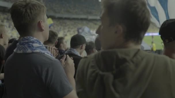 Fans at the stadium during the match. Slow motion. Olimpiyskiy. Kyiv. Ukraine. — Stock Video