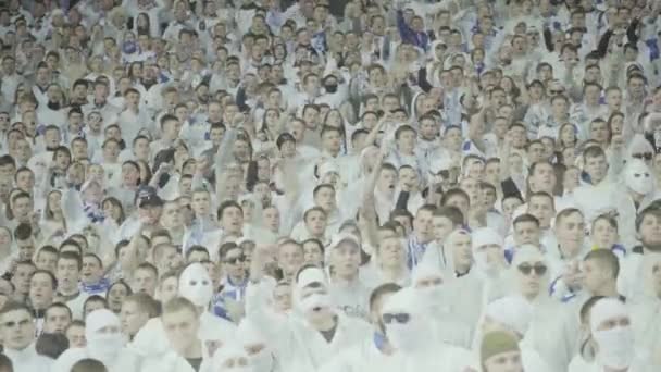 Fani na stadionie podczas meczu. Olimpijski. Kijów. Ukraina. — Wideo stockowe