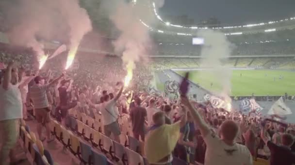 Fãs no estádio durante o jogo. Olimpiyskiy. Kiev. Ucrânia. — Vídeo de Stock