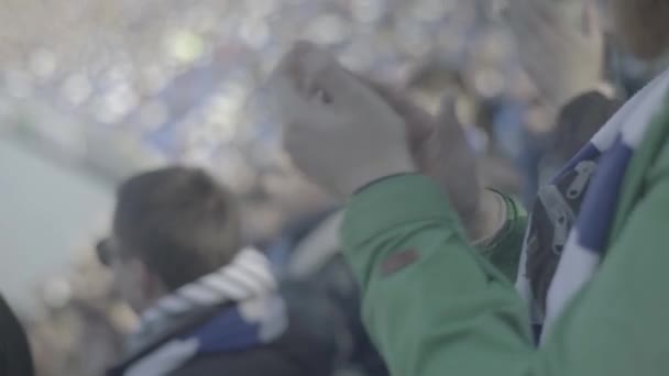 Aficionados en el estadio durante el partido. Olimpiyskiy. Kiev. Ucrania. — Vídeos de Stock