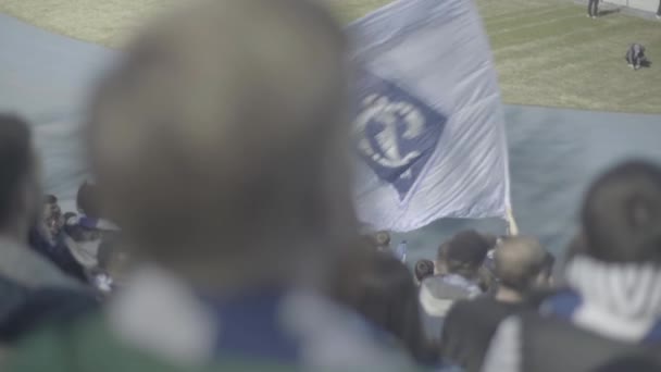 Aficionados en el estadio durante el partido. Olimpiyskiy. Kiev. Ucrania. — Vídeos de Stock