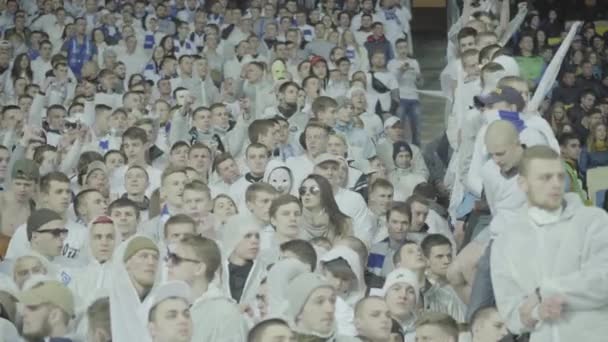 Fãs no estádio durante o jogo. Olimpiyskiy. Kiev. Ucrânia. — Vídeo de Stock