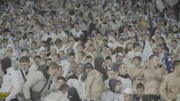 Fans während des Spiels im Stadion. Olimpiyskiy. Kiew. Ukraine. — Stockvideo