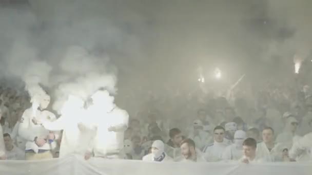 Fans während des Spiels im Stadion. Olimpiyskiy. Kiew. Ukraine. — Stockvideo