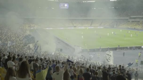 Fans in het stadion tijdens de wedstrijd. Olimpiyskiën. Kiev. Oekraïne. — Stockvideo