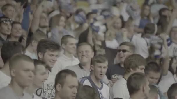 Aficionados en el estadio durante el partido. Olimpiyskiy. Kiev. Ucrania. — Vídeo de stock