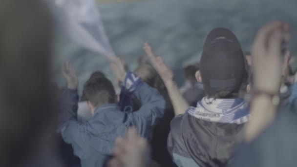 Fans in het stadion tijdens de wedstrijd. Olimpiyskiën. Kiev. Oekraïne. — Stockvideo