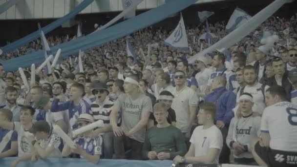 Aficionados en el estadio durante el partido. Olimpiyskiy. Kiev. Ucrania. — Vídeo de stock