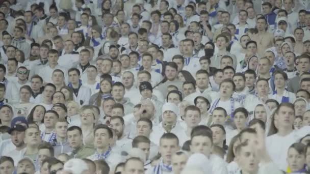 Aficionados en el estadio durante el partido. Olimpiyskiy. Kiev. Ucrania. — Vídeo de stock