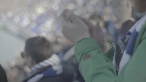 Fãs no estádio durante o jogo. Olimpiyskiy. Kiev. Ucrânia. — Vídeo de Stock