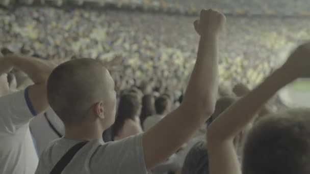 Fanoušci na stadionu během hry. Olimpiyskiy. Kyjev. Ukrajina. — Stock video