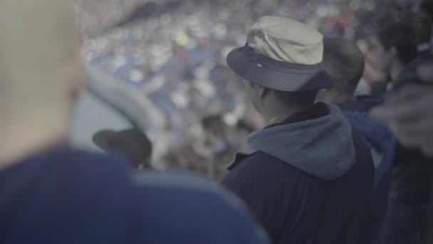 Fans in het stadion tijdens de wedstrijd. Olimpiyskiën. Kiev. Oekraïne. — Stockvideo