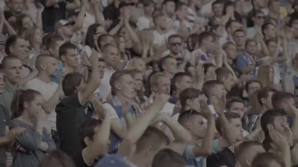 Fãs no estádio durante o jogo. Olimpiyskiy. Kiev. Ucrânia. — Vídeo de Stock