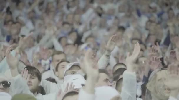 Penggemar di stadion selama pertandingan. Olimpiyskiy. Kyiv. Ukraina. — Stok Video