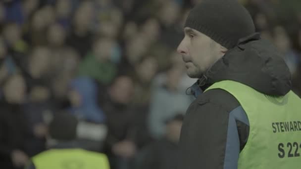 Aficionados en el estadio durante el partido. Olimpiyskiy. Kiev. Ucrania. — Vídeo de stock