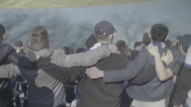 Fans in het stadion tijdens de wedstrijd. Olimpiyskiën. Kiev. Oekraïne. — Stockvideo